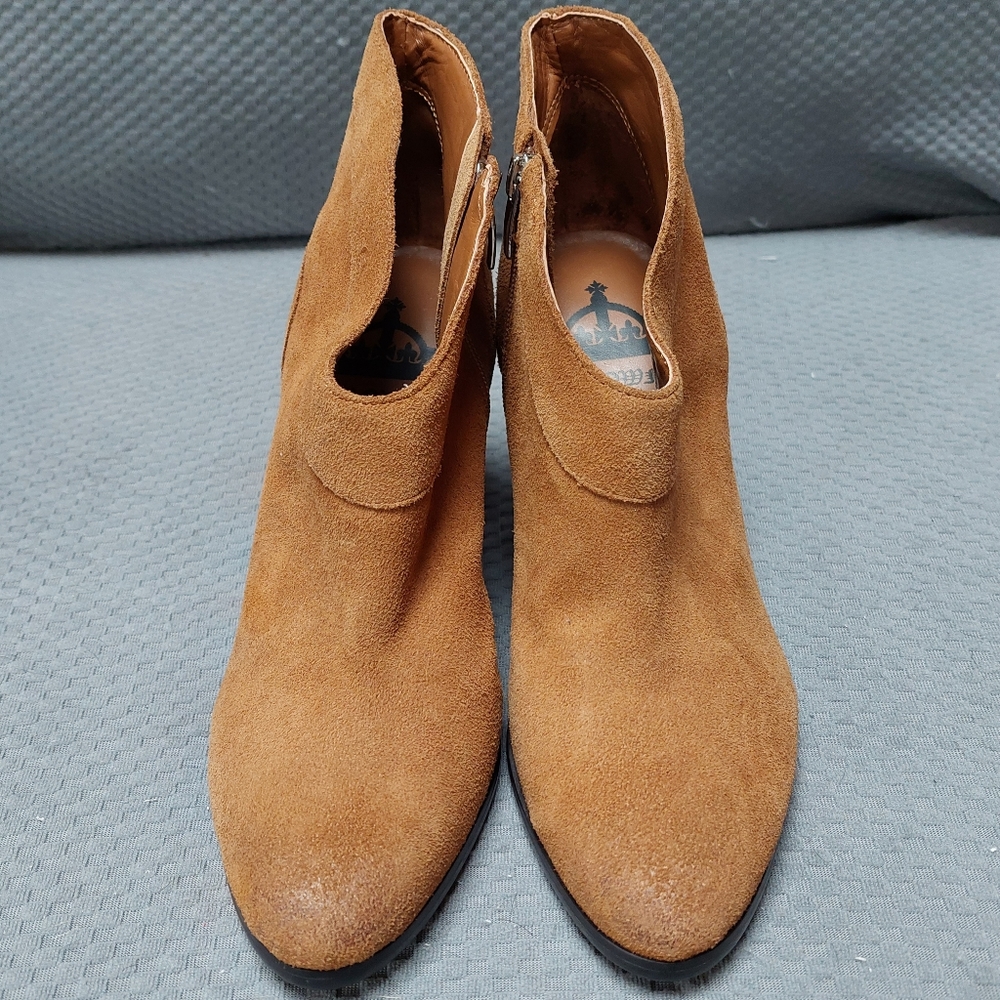 NWOB - Crown Vintage Suede Upper Booties w/ Stacked 3.5" Heel CVIVVY sz 10 Tan ✨